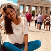 Doy clases de español para extranjeros. También hablo inglés, catalán, francés y algo de italiano